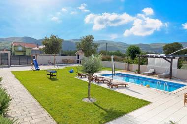 NEW Villa Anja is a 4 bedroom villa with a 32 sqm heated pool near Imotski
