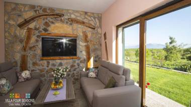 Villa Four Seasons heated pool and 3 en-suite bathrooms