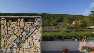 Villa Four Seasons heated pool and 3 en-suite bathrooms