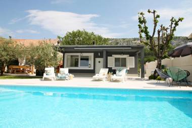 VILLA TUGARKA private pool fitness play-house great for families max 6 per.