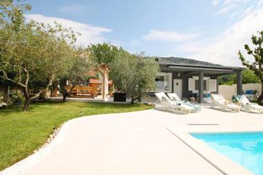 VILLA TUGARKA private pool fitness play-house great for families max 6 per.