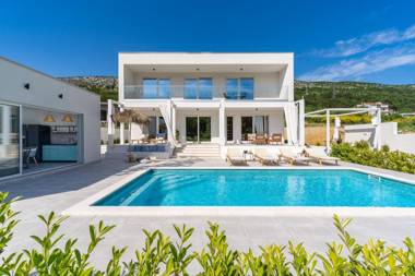 Villa Zen with 4 bedrooms private 32 sqm pool summer kitchen 7 km from the beach