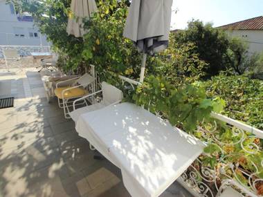 Simplistic Apartment in Starigrad near Sea