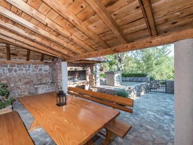 Cozy Holiday Home with Garden in Starigrad