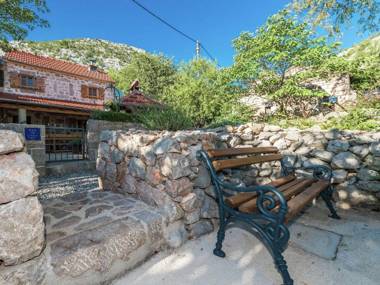 Cozy Holiday Home with Garden in Starigrad