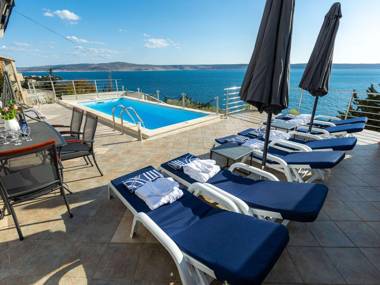 Luxury Apartment with Private Swimming Pool in Starigrad