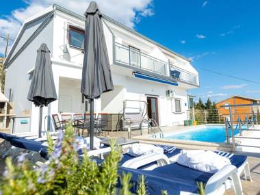 Luxury Apartment with Private Swimming Pool in Starigrad