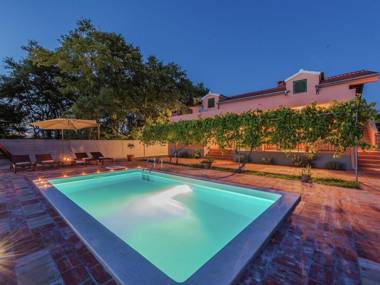 Charming holiday home with private pool covered terrace BBQ volleyball court