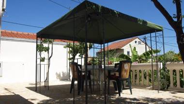 2 bedrooms appartement at Slatine 250 m away from the beach with enclosed garden and wifi