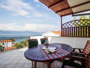 Top floor apartment with a sea view terrace minutes away from the sea