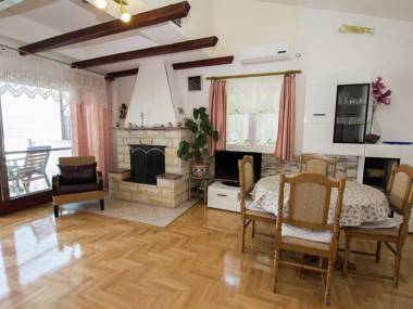 Top floor apartment with a sea view terrace minutes away from the sea