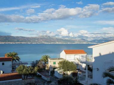 Top floor apartment with a sea view terrace minutes away from the sea