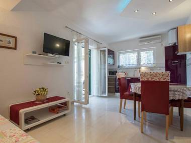 Holiday apartment with a private terrace & jacuzzi minutes away from the beach