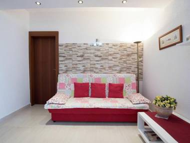 Holiday apartment with a private terrace & jacuzzi minutes away from the beach