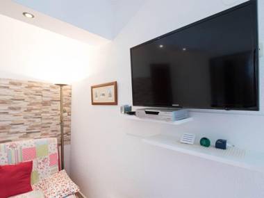 Holiday apartment with a private terrace & jacuzzi minutes away from the beach