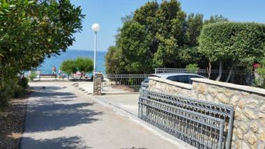 House next to beach with AC WiFi parking