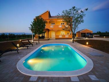 Charming Holiday Home in Prkos with Swimming Pool