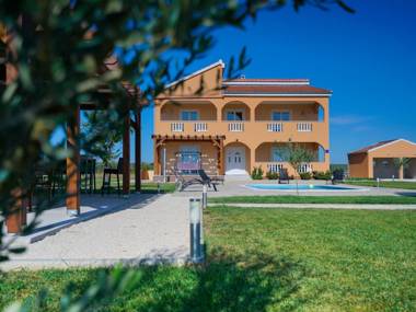 Charming Holiday Home in Prkos with Swimming Pool