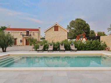 Spacious Villa in Prkos with Private Swimming Pool