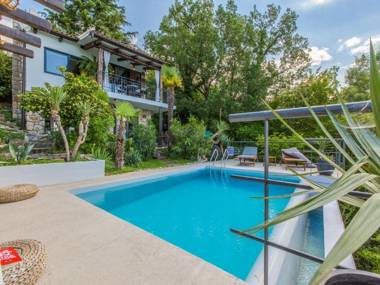 Wonderful home with pool and amazing sea view . Near the beach !