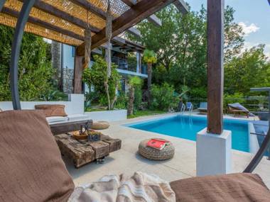 Wonderful home with pool and amazing sea view . Near the beach !