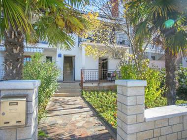 Cosy apartment only a 200 m from the beach with a sea view