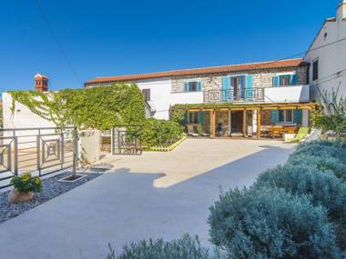 Charming stone house on a walking distance from the beach 