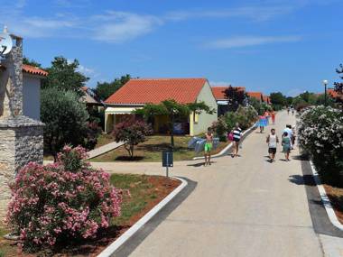 Carefully furnished bungalow with 2 bathrooms 7km from Pula