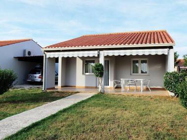 Carefully furnished bungalow with 2 bathrooms 7km from Pula