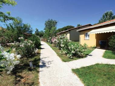 Carefully furnished bungalow with a terrace 7 km. from Pula