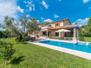 Nice and spacious villa with pool and garden in a small village called Salambati