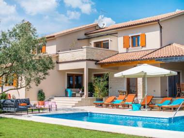 Nice and spacious villa with pool and garden in a small village called Salambati