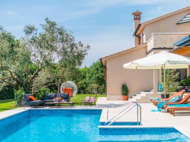 Nice and spacious villa with pool and garden in a small village called Salambati