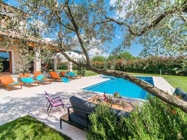 Nice and spacious villa with pool and garden in a small village called Salambati