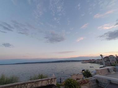 Spacious apt on the seafront & the very center