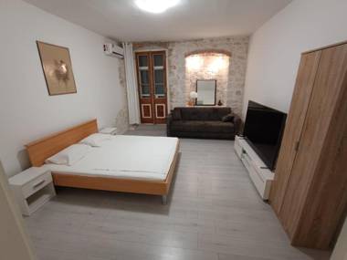 Spacious apt on the seafront & the very center