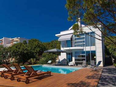 Modern villa with private pool and jacuzzi350m distant from the sea !
