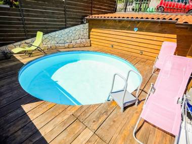 Studio apartment with swimming pool and sea view !