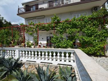 Studio apartment with swimming pool and sea view !