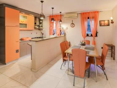 Studio apartment with swimming pool and sea view !