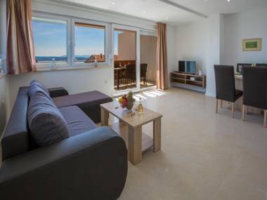 Comfortable villa apartment with swimming pool and sea view !