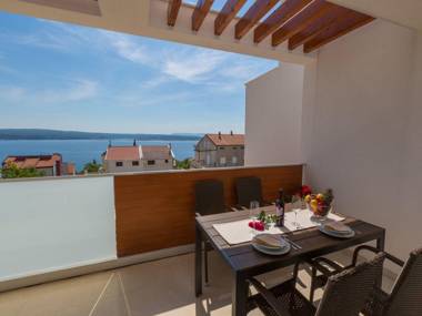 Comfortable villa apartment with swimming pool and sea view !