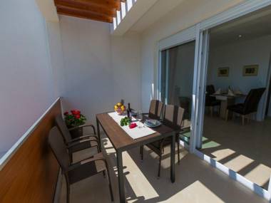 Comfortable villa apartment with swimming pool and sea view !