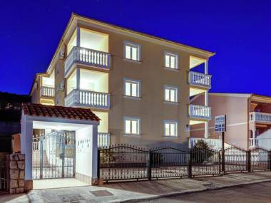 Adorable apartment with pool and jacuzzi. Terrace with sea view !