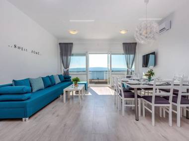 Spacious apartment with swimming pool and bubble bath. Sea view !