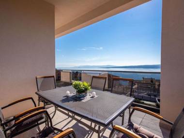 Spacious apartment with swimming pool and bubble bath. Sea view !