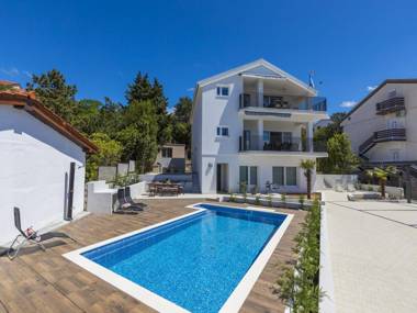 Spacious apartment with pool and covered terrace with sea view