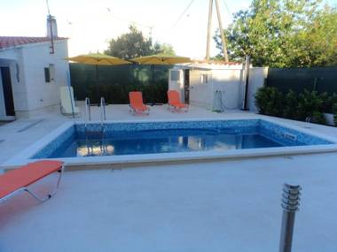 3 bedrooms appartement at Kastel Stafilic 200 m away from the beach with sea view shared pool and jacuzzi