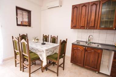 One bedroom appartement with shared pool enclosed garden and wifi at Kastel Novi