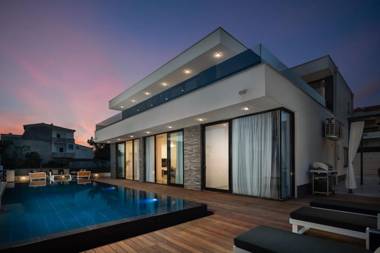 Luxury Villa Anchor